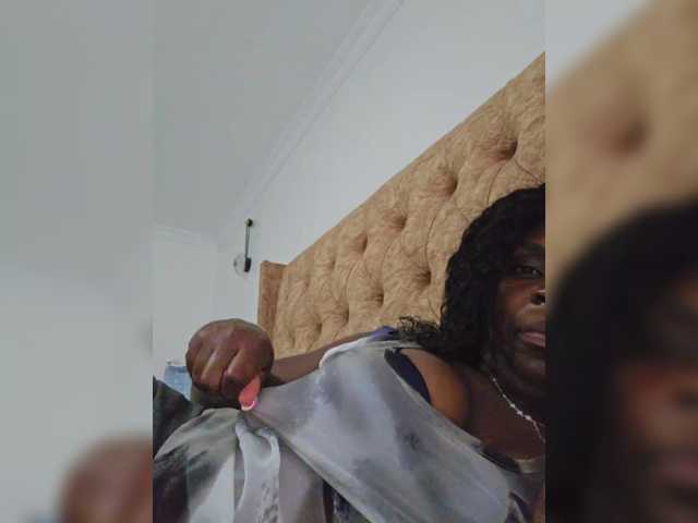 Capturas de pantalla de transmisión AfricanShyQueen1