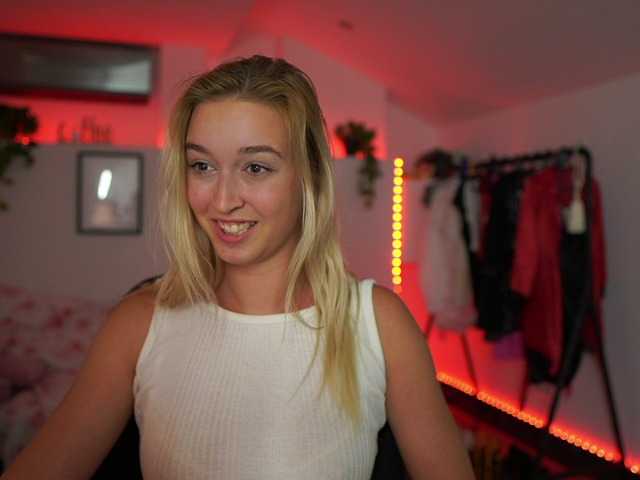 Fotos AlexisTexas18 Hi! I am Alexis 19 yrs old teen, with perfect ass, nice tits and very hot sexy dance moves! Lets have fun with me! Water on my white T-shirt at goal!