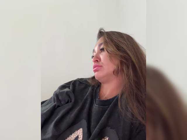 Capturas de pantalla de transmisión Alina-102