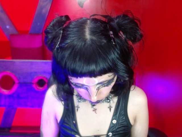 Capturas de pantalla de transmisión CountessBathory