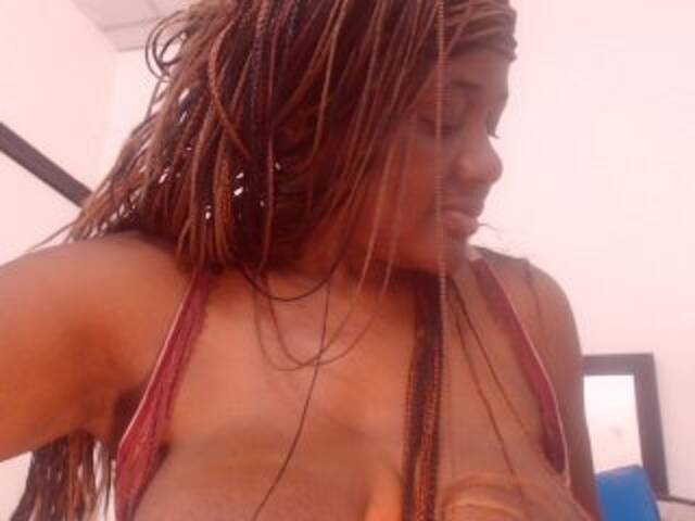 Capturas de pantalla de transmisión BigBustyBlack