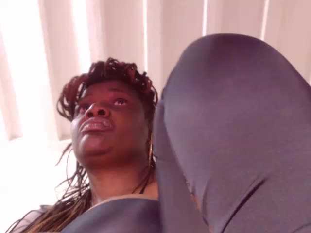 Capturas de pantalla de transmisión BigBustyBlack