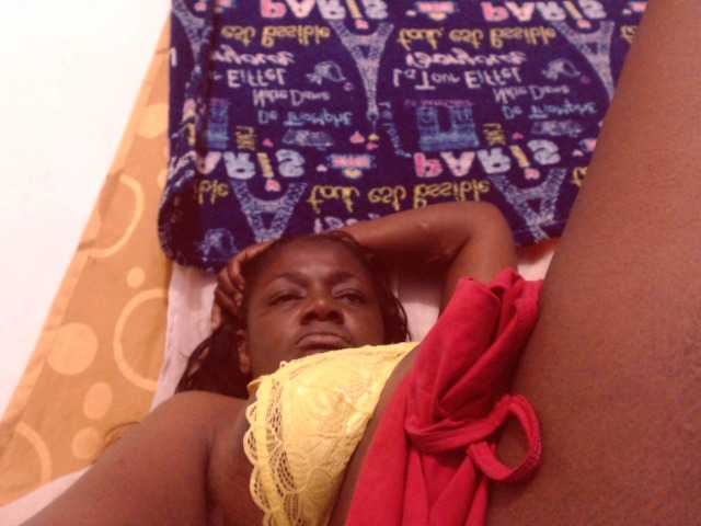 Capturas de pantalla de transmisión BigBustyBlack