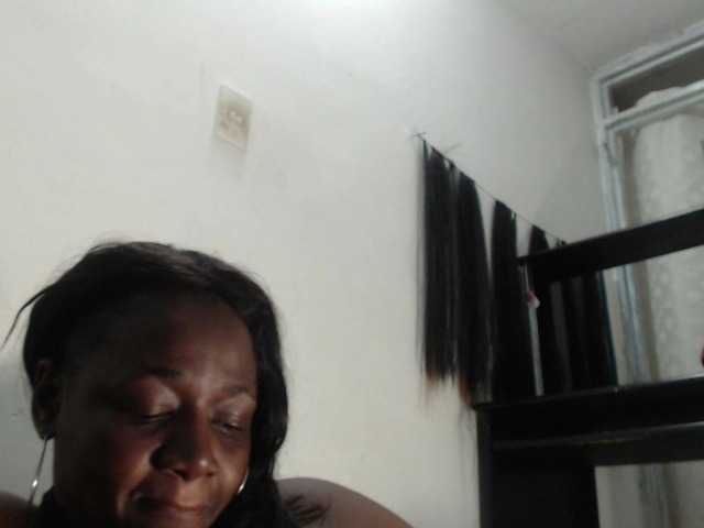 Capturas de pantalla de transmisión BigBustyBlack