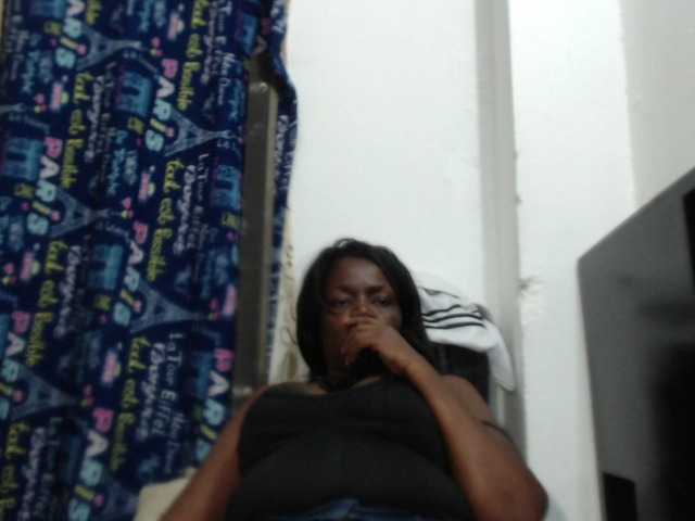 Capturas de pantalla de transmisión BigBustyBlack