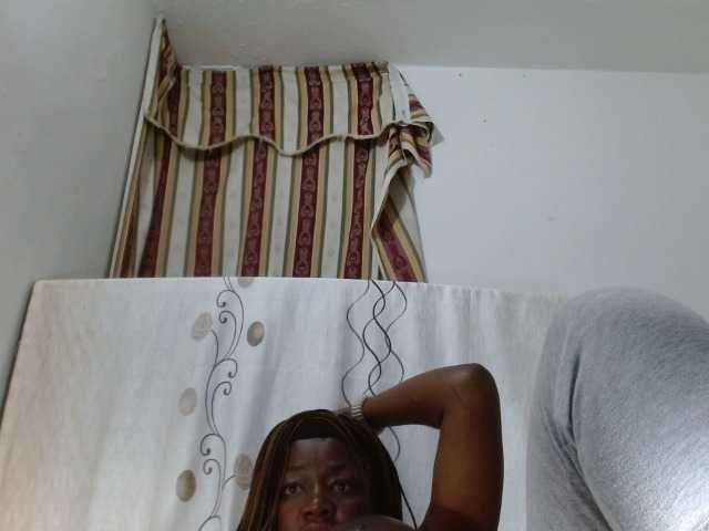 Capturas de pantalla de transmisión BigBustyBlack