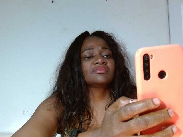 Capturas de pantalla de transmisión BigBustyBlack