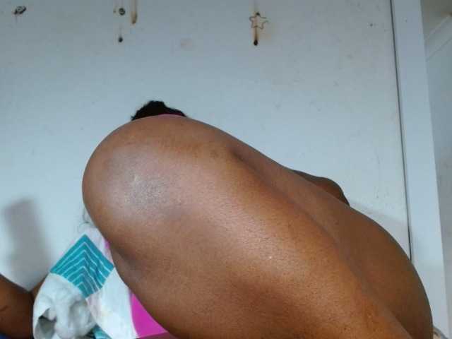 Capturas de pantalla de transmisión BigBustyBlack