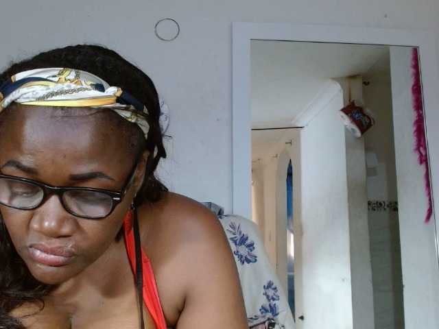 Capturas de pantalla de transmisión BigBustyBlack