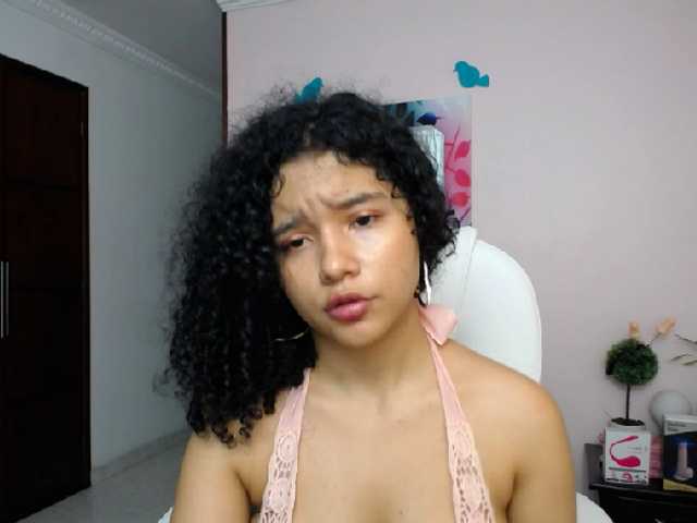 Capturas de pantalla de transmisión Candy-Curvyn
