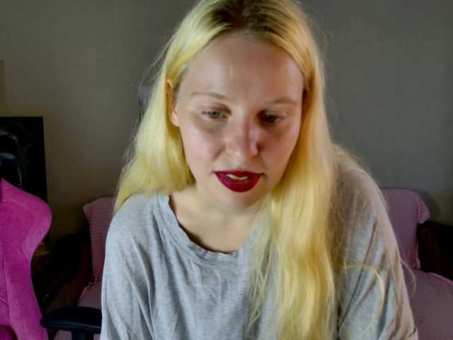 Capturas de pantalla de transmisión charming-blonde
