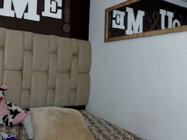 Fotos Courtney-cotx hi lovers. i am new, teen..today i feel very naugthy and hot. active my lush make me wet pleasure..punish my pussy