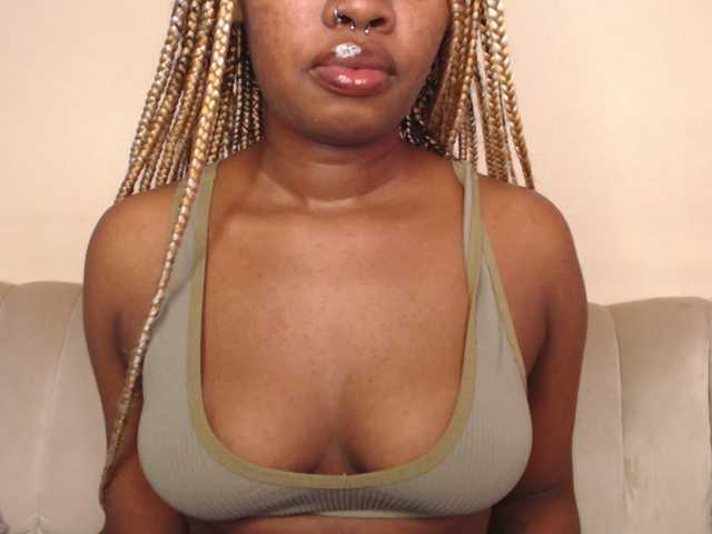Capturas de pantalla de transmisión Curvyblaire18
