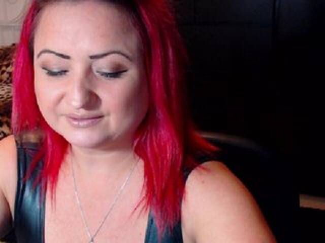 Capturas de pantalla de transmisión KinkyDomina