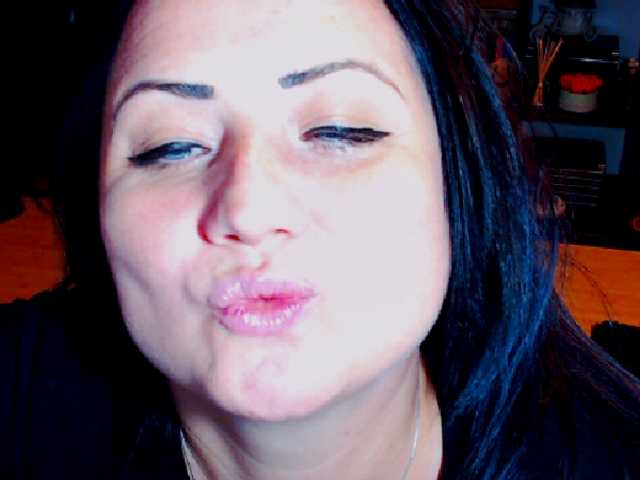 Capturas de pantalla de transmisión KinkyDomina