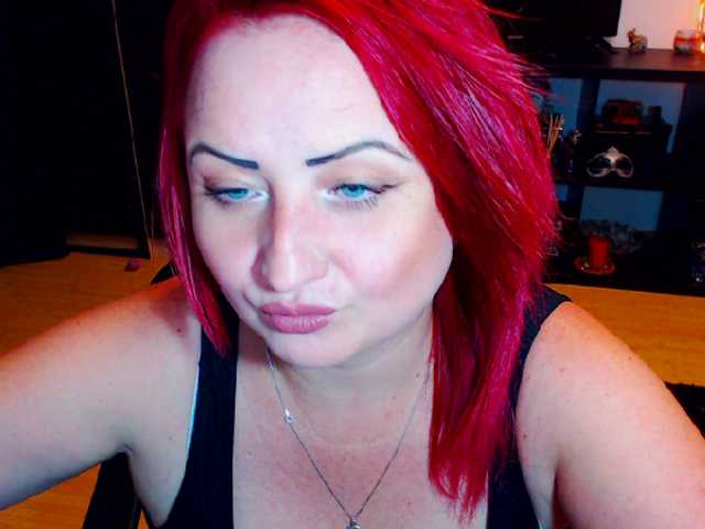 Capturas de pantalla de transmisión KinkyDomina