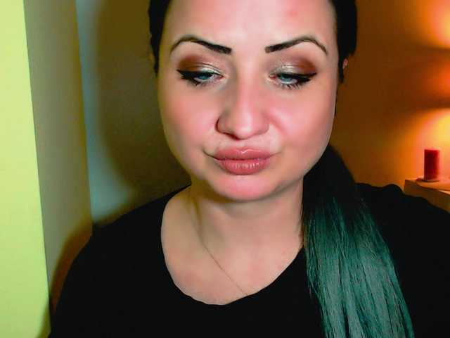 Capturas de pantalla de transmisión KinkyDomina