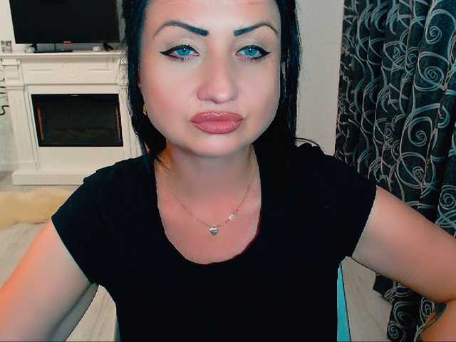 Capturas de pantalla de transmisión KinkyDomina