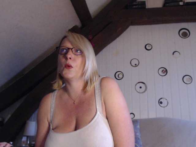 Capturas de pantalla de transmisión EleannaRose