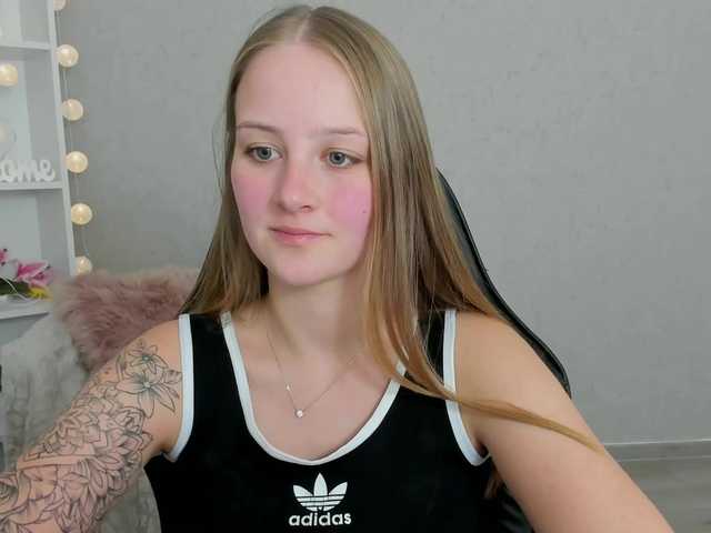 Fotos ElsaJean18 welcome here guys in my room lets have fun more #teen #lovense #18 #dildo #squirt