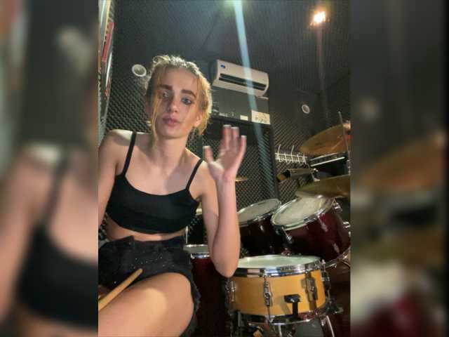 Fotos EmmylieMorris I'm in music studio today*-* And I'm really sorry if its lagging a bit...Pleqase tip 5 tk^-^ Write in FREE CHAT^-^I really love 5 tk UH(Ultra High) vibration *_*