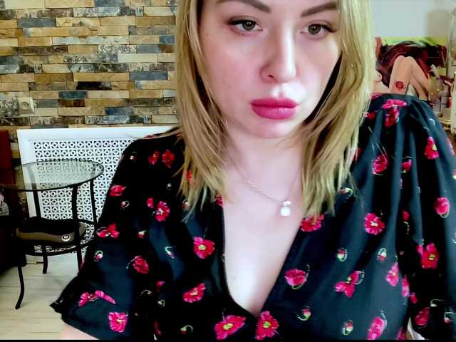 Capturas de pantalla de transmisión HollyDoll