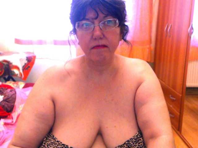 Capturas de pantalla de transmisión HugeTitsXXX