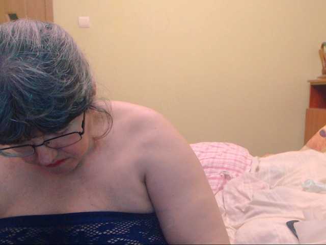 Capturas de pantalla de transmisión HugeTitsXXX