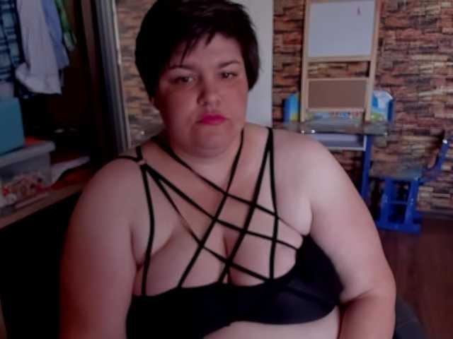 Capturas de pantalla de transmisión IonyElla28