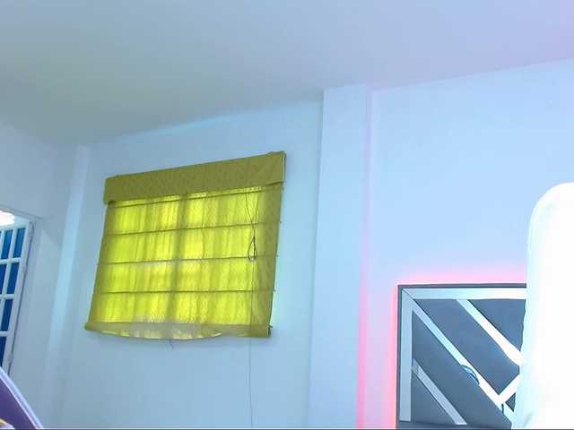 Capturas de pantalla de transmisión IsaPetite1