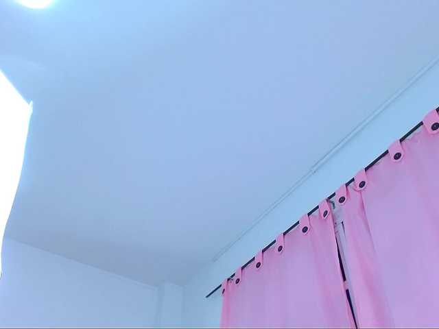 Capturas de pantalla de transmisión IsaPetite1