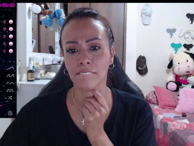 Capturas de pantalla de transmisión emmily_castro