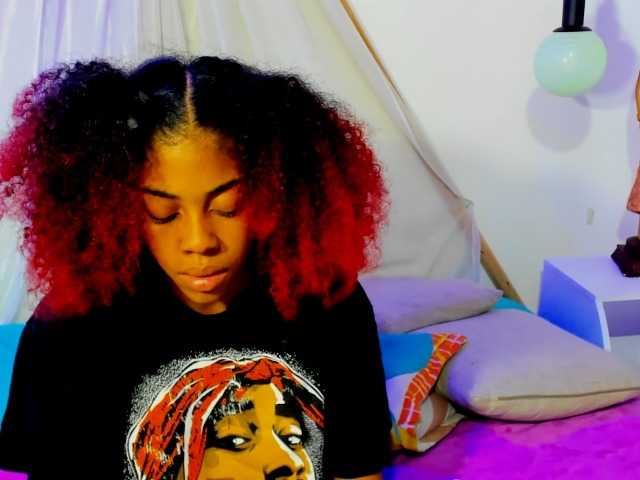 Capturas de pantalla de transmisión KhloeVega