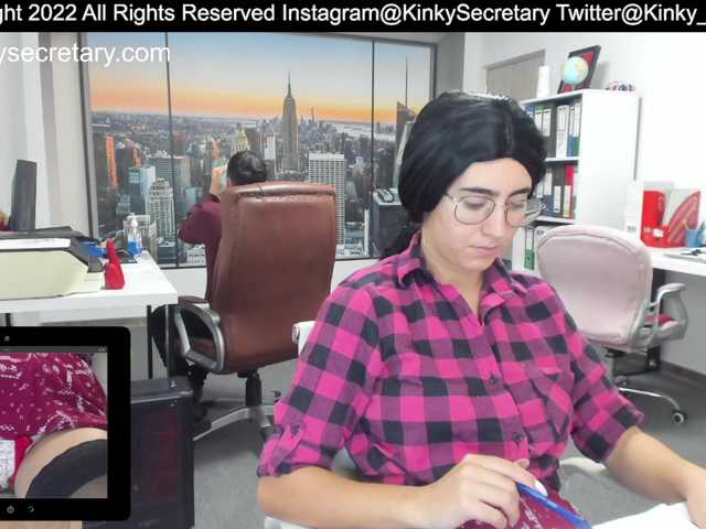 Capturas de pantalla de transmisión KinkyOffice