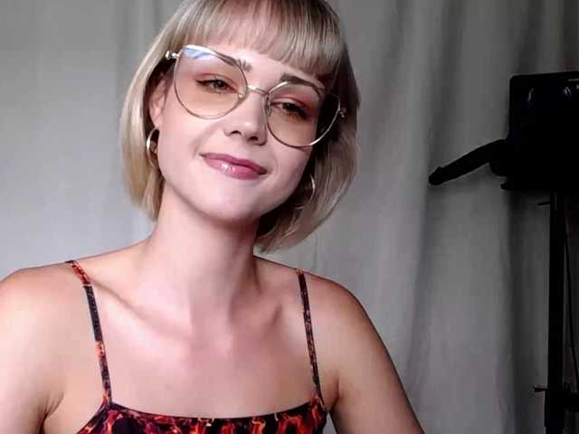 Fotos lexieSpicy Sweet and yet dang naughty ;) #innocentface #sweet #petite #glasses #fetish #natural #shorthair #domina #teaser #cfmn #joi #cei #cbt #sph #cucktraining