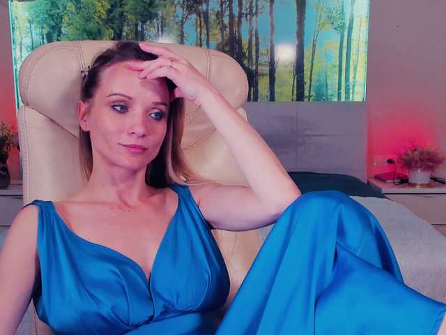 Fotos Louisedance I'm Louise and I love to dance. My chat has good music, pleasant communication, and dancing! For those who behaved well, I will show a candid dance in underwear (in complete privacy)
