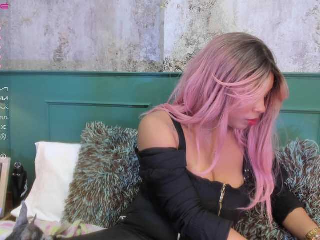 Capturas de pantalla de transmisión MiaBigBoobs