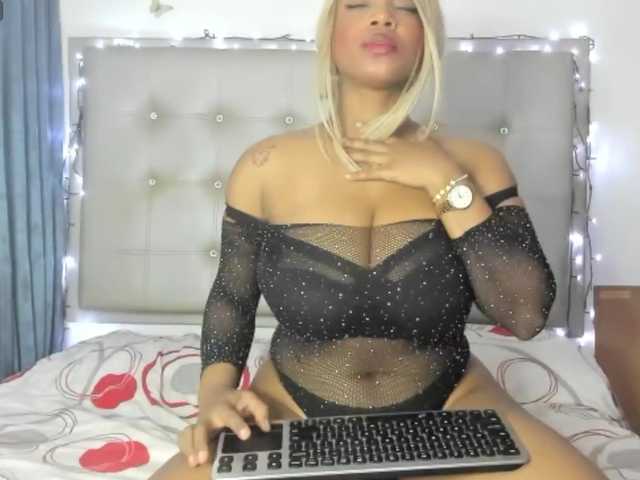 Capturas de pantalla de transmisión MiaBigBoobs