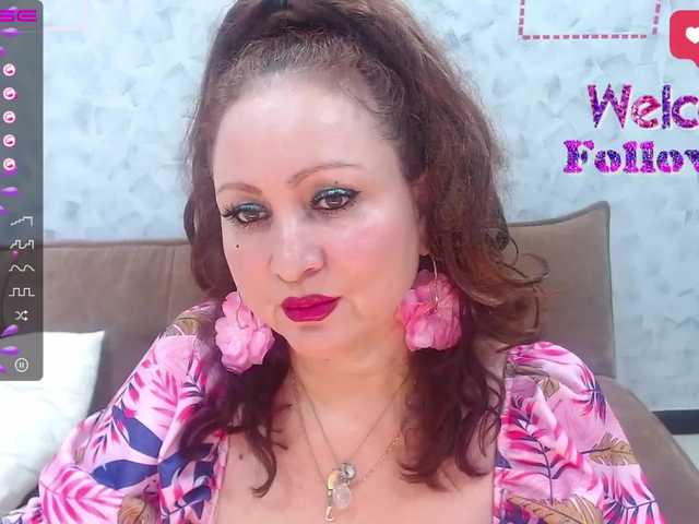 Fotos MommyQueen Hi guys. Welcome ...my room. I am mommy queens. mature, I like. fantasy and kamasutra. let's go my goal 500 tk. #mature #deeptroat #blowjob #latina #new