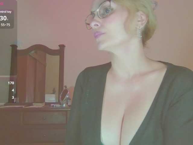 Fotos myloverlee In silence, the children are at home,With 1 tokens, active vibrator, wet my pussy...HORNY FOR YOU,FAV 55