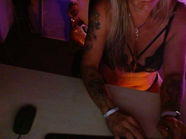 Capturas de pantalla de transmisión Ashley-Rose