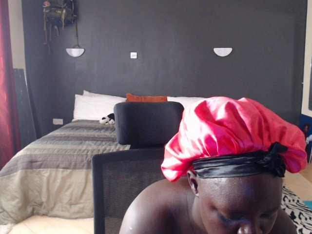 Fotos Nzinga3 Greetings, welcome to my room lets work out together. Working on my cardio before my next mountain climb