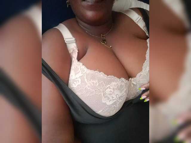 Capturas de pantalla de transmisión Queenbigboobs