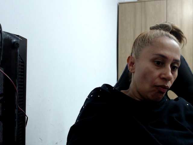 Capturas de pantalla de transmisión RoxanaMilf