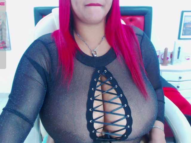 Capturas de pantalla de transmisión Siren-boobs