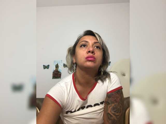 Capturas de pantalla de transmisión SquirtyDiva