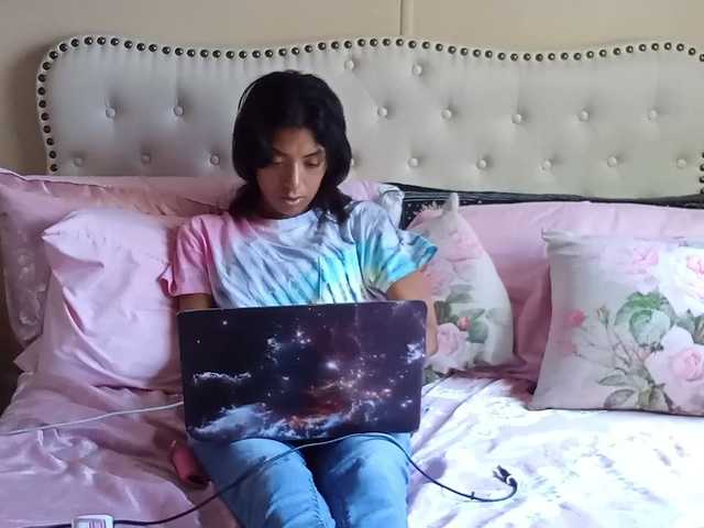 Capturas de pantalla de transmisión ZaraLuv